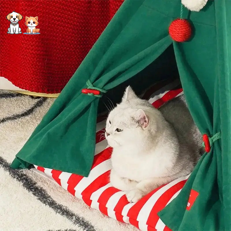 Casa para gatos con forma de tienda navideña y nieve artificial