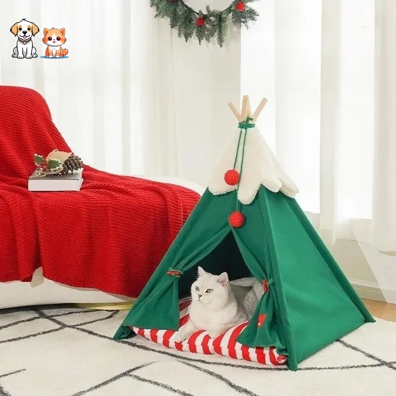 Casa para gatos con forma de tienda navideña y nieve artificial