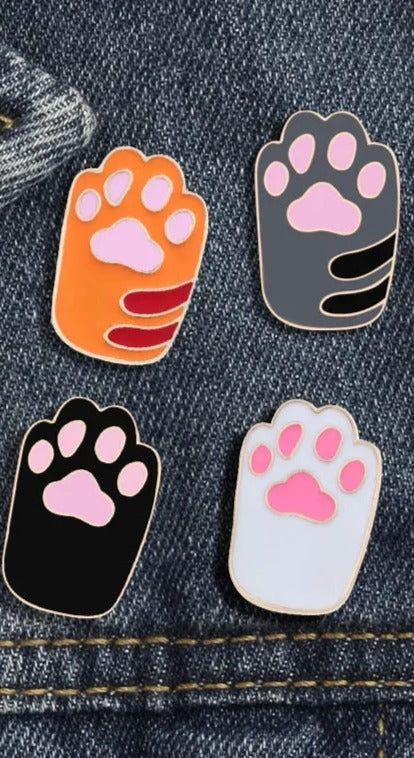 Épingles pin's colorées de pattes de chat