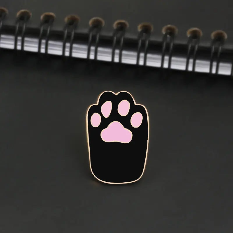 Épingles pin's colorées de pattes de chat